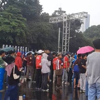 Turun Hujan, Suporter Tetap Antusias Nobar Australia vs Timnas Indonesia di GBK