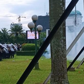 Demonstrasi Tolak Revisi RUU TNI di Depan Gedung DPR RI Memanas, Massa Coba Dobrak dan Panjat Pagar