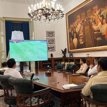 Prabowo Bagikan Momen Nobar Indonesia vs Australia Bareng Seskab Teddy di Istana