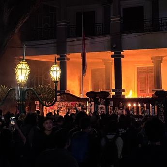 Tolak UU TNI, Pendemo Bakar Gedung DPRD Malang