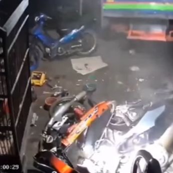 VIDEO: Truk Tiba-tiba Hantam Pekerja Bengkel, Motor Hancur Berantakan