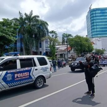 Gedung Grahadi Surabaya Dikepung Ratusan Mahasiswa Tolak RUU TNI