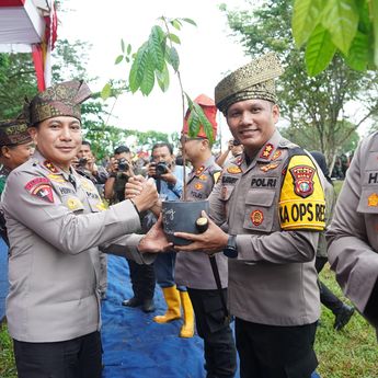 Doa Kapolda Riau Irjen Herimen Buat Rocky Gerung yang Lagi Ultah