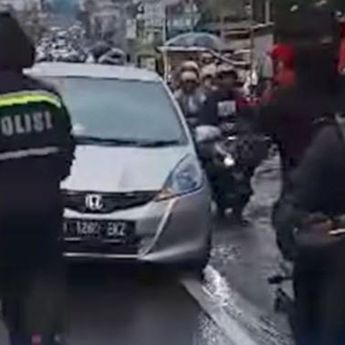 Momen Polisi Selamatkan Ibu yang Mau Melahirkan saat Terjebak One Way Puncak