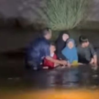 Momen Menegangkan Satu Keluarga Teriak Minta Tolong Usai Mobil yang Ditumpangi Masuk Tanggul Irigasi di Sumsel