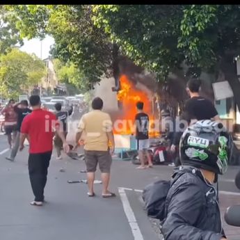 VIDEO: Mobil Hantam Toko Bensin Eceran Sampai Terbakar