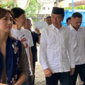 Jokowi Melayat ke Rumah Duka Bunda Iffet