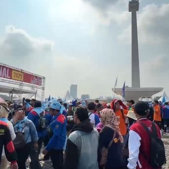 Rayakan May Day 2025, Puluhan Ribu Buruh Penuhi Monas