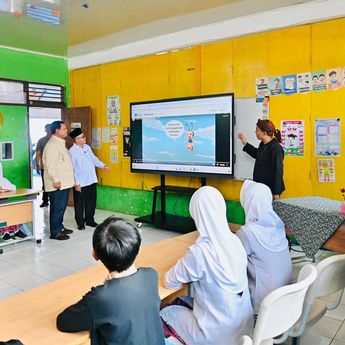 Prabowo Saksikan Demonstrasi Pembelajaran dengan Teknologi Smart Board