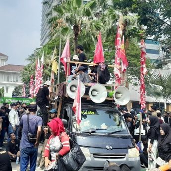 Balai Kota Jakarta Kembali Didemo Warga Kebon Sayur