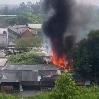 Kebakaran Melanda Rawabugel Bekasi Utara Siang Ini