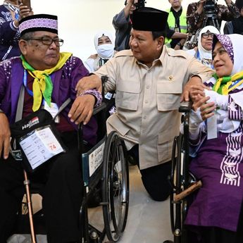 Prabowo Sapa Calon Jamaah Haji di Bandara: Mabrur ya Pak, Bu Semua