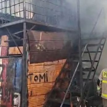 Gulakarmat Padamkan Kantor dan Bengkel Trailer di Jakut yang Terbakar