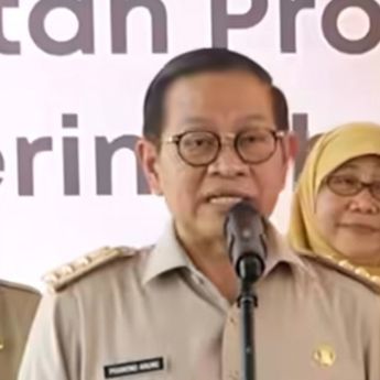 Pramono Serahkan Alat Pertanian untuk Petani Karawang
