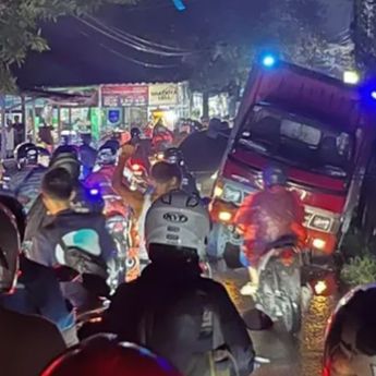 Jalan Tapos Depok Macet Parah Gegara Ada Truk Terperosok