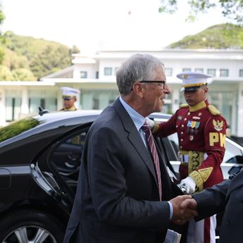 Momen Prabowo Sambut Hangat Bill Gates di Istana Merdeka, Jemput Sejak Turun dari Kendaraan