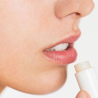 5 Cara Memerahkan Bibir Secara Alami agar Tampil Lebih Fresh dan Menawan