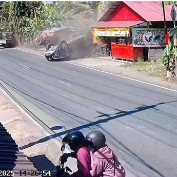 Dihantam Truk, Mobil Pejabat Pemprov Kalsel Sampai Terbalik