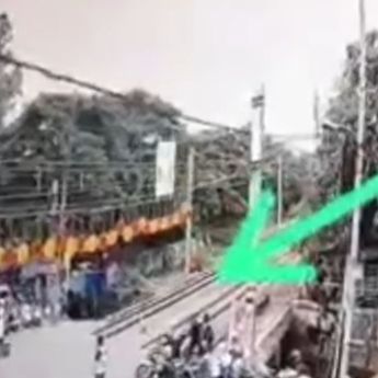 VIDEO: Detik-detik Pria Sengaja Tabrakan Diri ke Kereta Sampai Tewas di Poris
