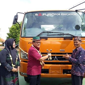 PT KTB Donasikan Mitsubishi Fuso Fighter ke SMK Negeri 1 Kamal untuk Dukung Pendidikan Kejuruan di Madura