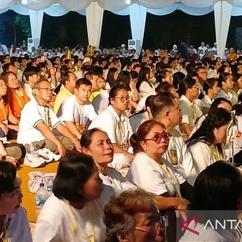 Ribuan Umat Buddha Ikuti Momen Sakral Detik-Detik Waisak 2569 BE di Candi Borobudur