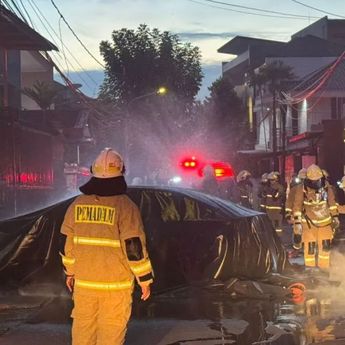BYD Seal Terbakar Hebat di Jakarta Barat, Diduga Korsleting Baterai