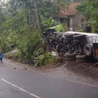 Lagi! Truk Rem Blong Kecelakaan di Telukjambe Purworejo