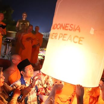 Melihat Harapan dan Doa Terlangitkan Bersama Ribuan Lampion di Borobudur