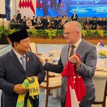 Prabowo dan PM Albanese Tukar Jersey Timnas Indonesia-Australia