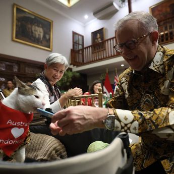 PM Australia Kasih Hadiah Spesial Buat Bobby Kertanegara