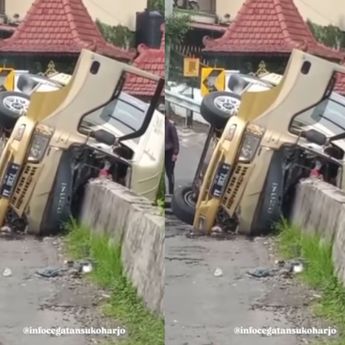 Kecelakaan Mengerikan, Mobil Isuzu EIf Ringsek Hantam Bahu Jalan Tewaskan 5 Orang di Tawangmangu