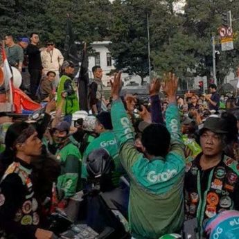 Massa Aksi Ojol di Patung Kuda Sempat Memanas, Bakar Ban hingga Timbul Ketegangan