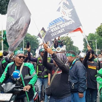 Ribuan Driver Ojol Gelar Aksi di Patung Kuda