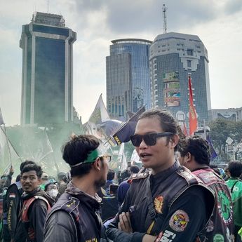 Penampakan Massa Ojol di Patung Kuda yang Makin Penuh