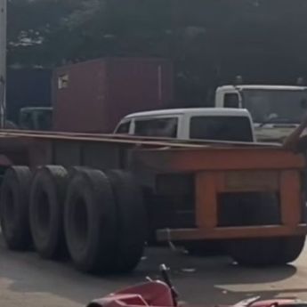 Pemotor Tewas Tertabrak Truk Trailer di Marunda