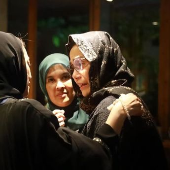 Sri Mulyani Peluk Erat Najwa Shihab saat Melayat Kepergian Ibrahim Assegaf