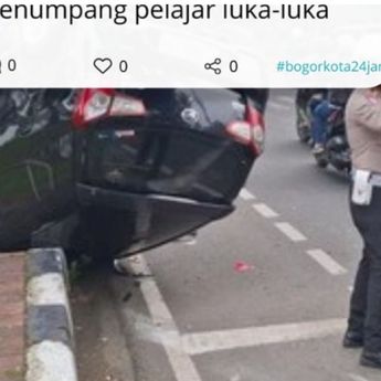 Mobil Taksi Online Kecelakaan, Sampai Terbalik di Trotoar