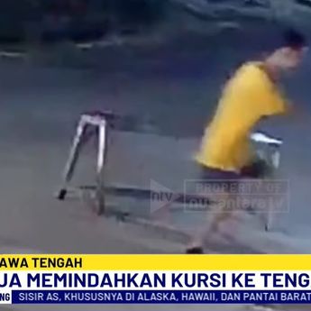 Aksi Usil Remaja Taruh Kursi di Tengah Jalan, Pemotor Jatuh Tersungkur