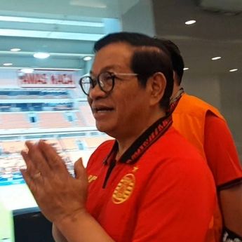 Pramono Saksikan Langsung Pertandingan Persija Jakarta vs Malut United di JIS
