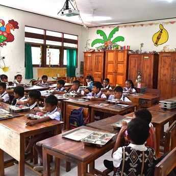 Negara Hadir Menjaga Generasi: Makanan Bergizi Gratis untuk Anak-anak Pulau Rote