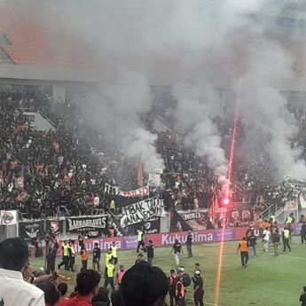 Pertandingan Persija Jakarta vs Malut United Dihentikan Gegara Suporter Nyalakan Flare
