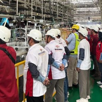 Pelanggan Setia Antusias Saksikan Perakitan Mobil Daihatsu di Karawang
