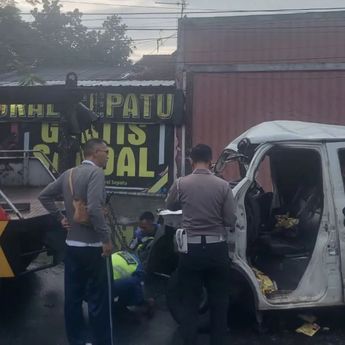 Pengemudi Grand Max Tewas Usai Tabrakan dengan Truk Tangki di Kopo Bandung