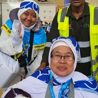 Kisah Santi, Anak Penjual Rampe Naik Haji Bersama Ibunda