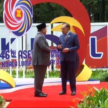 Momen Hangat Anwar Ibrahim dan Prabowo di KTT ASEAN