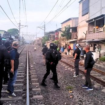 Polda Metro Gerebek Kampung Bahari, Sempat Dapat Perlawanan