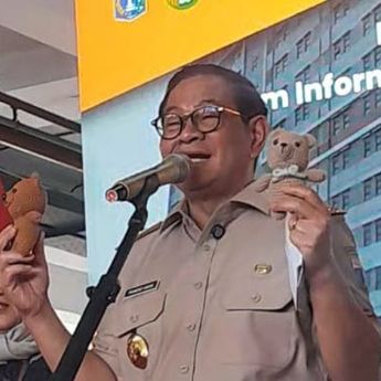 Pramono Beli Boneka Rajutan Emak-emak Rusunawa Pulogebang untuk Cucu Tercinta