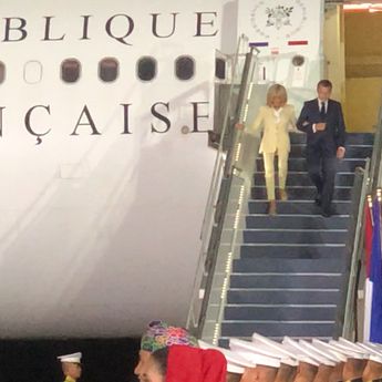 Tiba di Jakarta, Presiden Prancis Emmanuel Macron dan Istri Tampil Mesra 