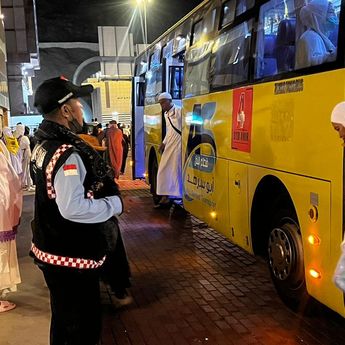 Kerja Keras Petugas Transportasi Memastikan Jemaah RI Menuju Masjidil Haram dengan Selamat