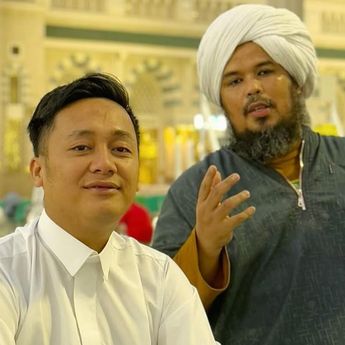 Raffi Ahmad Hadiahkan Haji ke Manajer Prio Bagja Anugrah dan Ustaz Derry Sulaiman